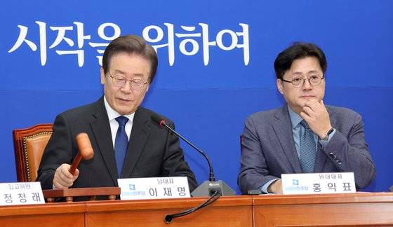 이재명 더불어민주당 대표가 17일 오전 국회에서 열린 최고위원회의를 주재하고 있다. 강정현 기자