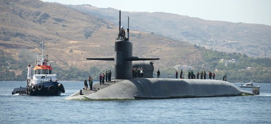 항구에 입항 중인 미국 해군의 핵 추진 순항미사일 잠수함인 플로리다함(SSGN 728). 미 해군은 최근 신형 잠수함을 건조하고 있지만 미국 조선산업의 경쟁력 약화로 일정이 늦어지고 있다. 미 해군
