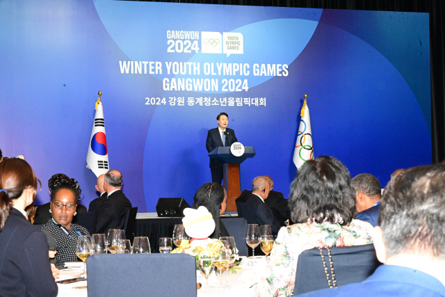 ▲ 　윤석열 대통령은 2024 강원동계청소년올림픽 개회식에 앞서 19일 오후 강릉 씨마크호텔에서 리셉션을 주재한 가운데 강원 2024대회 성공 개최 의지를 밝히고 있다. 김정호