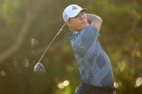 Kim Si-woo plays his shot from the fifth tee during the pro-am prior to the Sony Open in Hawaii at Waialae Country Club on Jan. 10 in Honolulu, Hawaii. [GETTY IMAGES]