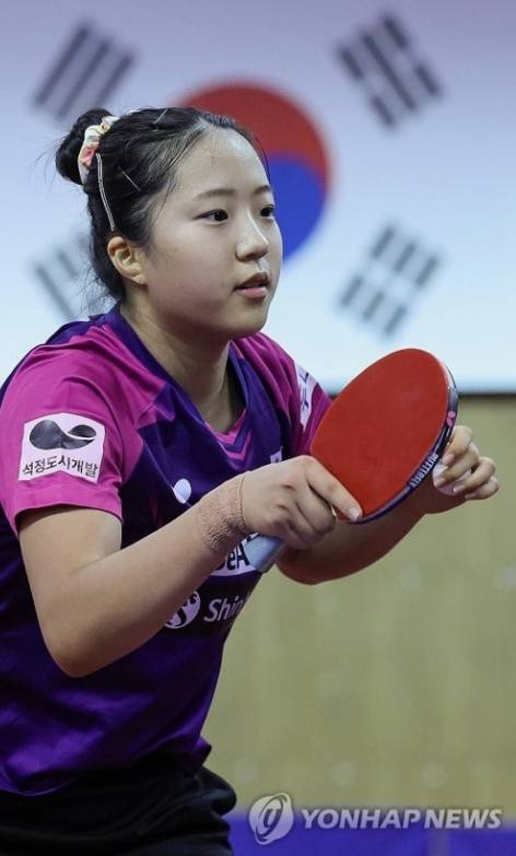 '쉐이크 핸드' 라켓으로 경기를 하는 한국여자탁구 간판 신유빈. [연합뉴스 자료사진]