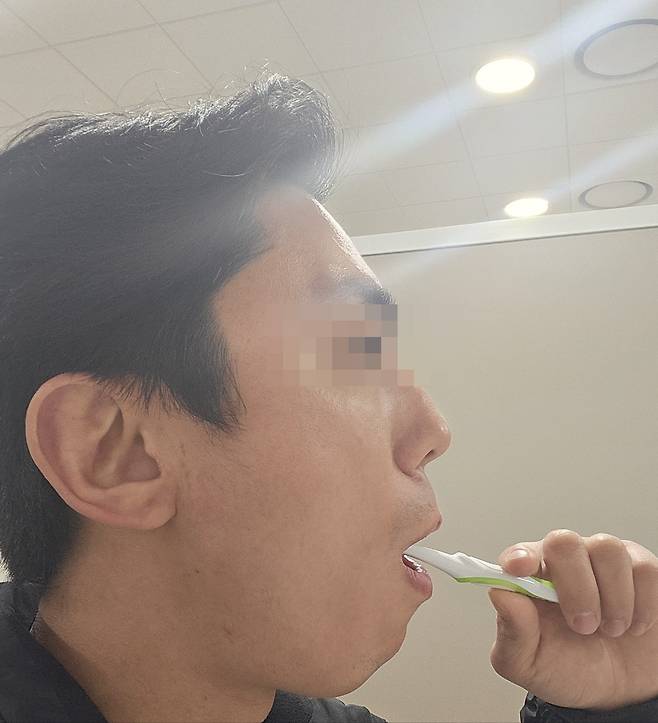 직장인 A씨가 점심 후 양치질을 하고 있다. [독자 제공]