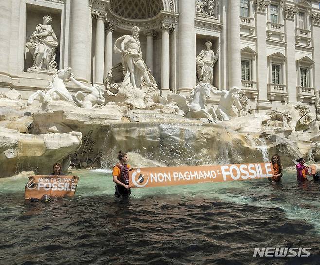[로마=AP/뉴시스] 지난 해 5월 21일 이탈리아 환경단체의 시위대가 로마시내 유적지 트레비 분수에 먹물을 풀고 환경대책 등을 요구하는 시위를 벌이고 있다. 2024.01. 19.