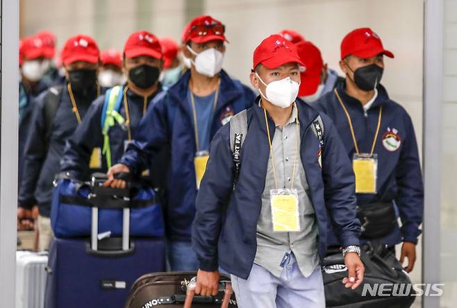 [인천공항=뉴시스] 정병혁 기자 = 지난해 6월20일 오전 인천국제공항 제2터미널 입국장에서 네팔에서 온 외국인근로자들이 입국하고 있다. 2023.06.20. jhope@newsis.com