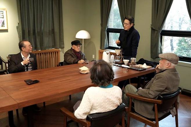 [서울=뉴시스] 정병국 한국문화예술위원장과 역대 문예진흥원, 한국문화예술윈회 기관장들이 대학로에 위치한 예술가의집 아르코 라운지에 모여 담소를 나누고 있다.(사진=한국문화예술위원회 제공) 2024.01.19. photo@newsis.com *재판매 및 DB 금지