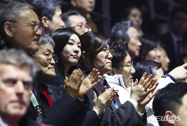 [강릉=뉴시스] 전신 기자 = 유인촌 문화체육관광부 장관과 김연아 전 피겨스케이트 선수, 장미란 문화체육관광부 2차관이 19일 강원도 강릉스피드스케이팅 경기장에서 열린 강원동계청소년올림픽 개회식에서 각 국 국기입장을 지켜보며 박수를 치고있다. 2024.01.19. photo1006@newsis.com