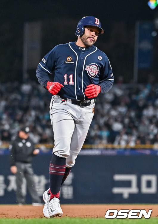 [OSEN=창원, 박준형 기자] 19일 오후 창원NC파크에서 ‘2023 KBO 포스트시즌 와일드카드 결정전 1차전 두산 베어스와 NC 다이노스의 경기가 열렸다.3회초 1사 두산 로하스가 솔로홈런을 날린뒤 베이스를 돌고 있다.   2023.10.19 / soul1014@osen.co.kr