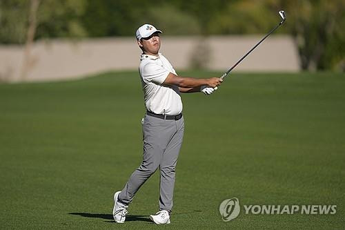 라킨타 컨트리클럽 그린을 공략하는 김시우. [AP=연합뉴스]