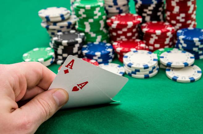 홀덤펍은 카드게임 '홀덤(Holdem)'과 술집을 뜻하는 '펍(pub)'의 합성어로 입장료만 내면 술을 마시며 카드게임을 즐길 수 있는 곳이다. [사진=게티이미지뱅크]