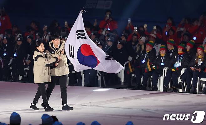 19일 오후 강원도 강릉 스피드스케이팅 경기장(강릉 OVAL)에서 열린 2024 강원동계청소년올림픽 개회식에서 태극기가 입장하고 있다.  2024.1.19/뉴스1 ⓒ News1 김진환 기자