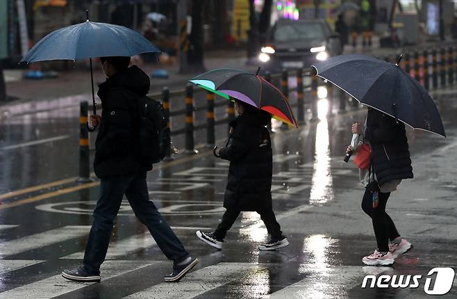 겨울비가 내리는 18일 오후 경남 김해시 대청동 한 거리에서 우산을 쓴 시민들이 발걸음을 옮기고 있다. 2024.1.18/뉴스1 ⓒ News1 윤일지 기자