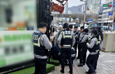 19일 부산 부산진구에서 '한 남성이 흉기를 들고 있다'는 신고를 받고 출동한 경찰./ 연합뉴스TV