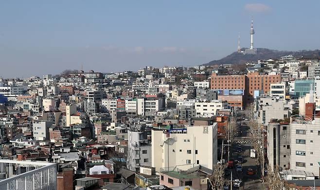 경복궁, 남산, 북한산 주변 지역에 건축물을 지을 때 높이제한을 뒀던 서울시의 '고도지구'가 전면 개편된다. 사진은 18일 서울시 용산구 이태원동 일대. /뉴스1