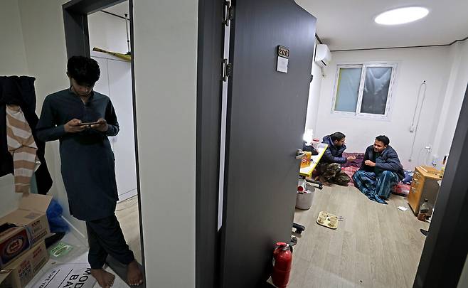 지난 16일 저녁 경기도 포천의 한 제조업체에 고용된 이주노동자들이 퇴근 뒤 회사 직원 기숙사에서 쉬고 있다. 이정용 선임기자