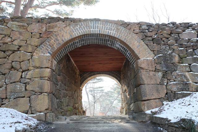 삼랑성 석문을 지나면 고즈넉한 전등사가 나타난다. ⓒ박준규