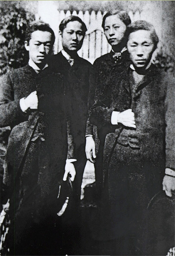 왼쪽부터 박영효, 서광범, 서재필, 김옥균. 일본으로 망명한 직후인 1885년 촬영된 사진. [중앙포토]