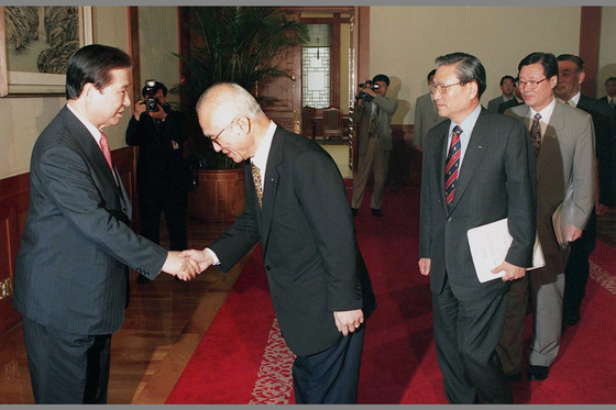 1998년 6월 17일 김대중 대통령이 경제 6단체장을 청와대로 초청, 오찬에 앞서 김우중 전경련 회장(왼쪽 둘째)과 악수를 나누고 있다. 김 회장 바로 뒤가 손병두 전경련 부회장이다. [중앙포토]