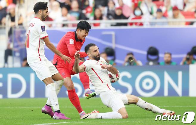 (도하(카타르)=뉴스1) 김성진 기자 = 대한민국 축구대표팀 손흥민이 20일(현지시간) 카타르 도하 알투마마 스타디움에서 열린 2023 아시아축구연맹(AFC) 카타르 아시안컵 조별리그 E조 조별리그 2차전 요르단과 대한민국의 경기에서 슛을 때리고 있다. 2024.1.20/뉴스1  Copyright (C) 뉴스1. All rights reserved. 무단 전재 및 재배포,  AI학습 이용 금지.