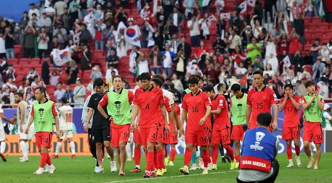 한국 축구대표팀이 요르단과 2-2 무승부를 기록하며 16강 진출시 일본과 만나지 않은 가능성이 비교적 높아졌다. 사진은 20일 밤(한국시각)에 열린 조별리그 2차전에서 무승부에 그친 한국 선수들이 아쉬워하는 장면. /사진=뉴스1