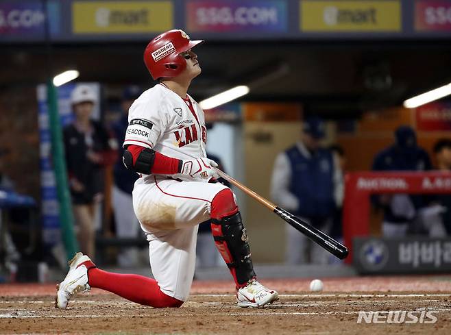 [인천=뉴시스] 조성우 기자 = 23일 오후 인천 SSG랜더스필드에서 열린 2023 KBO 포스트시즌 준플레이오프 NC다이노스와 SSG 랜더스의 2차전 경기, SSG3회말 공격 무사 주자 1, 2루서 추신수가 헛스윙 뒤 잠시 생각에 잠겨있다. 2023.10.23. xconfind@newsis.com