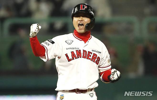 [인천=뉴시스] 정병혁 기자 = 8일 인천 SSG랜더스필드에서 열린 2022 KBO 한국시리즈 6차전 키움 히어로즈와 SSG 랜더스의 경기, 6회말 1사 주자 2, 3루 상황 SSG 김성현이 2점 적시타를 2루 베이스에서 기뻐하고 있다. 2022.11.08. jhope@newsis.com