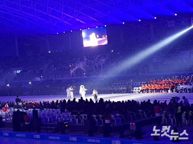 19일 오후 8시 강원도 강릉시 스피드스케이트 경기장에서 열린 2024 강원 동계청소년올림픽 개회식에서 문화 공연이 펼쳐지고 있다.  진유정 기자