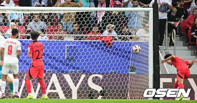 [OSEN=도하(카타르), 지형준 기자] 위르겐 클린스만&nbsp;감독이 이끄는 대한민국 축구대표팀과 요르단의 2023 아시아축구연맹(AFC) 카타르 아시안컵 E조 2차전이 20일 오후(현지시간) 카타르 도하&nbsp;알투마마 스타디움에서&nbsp;열렸다.전반 대한민국 박용우(오른쪽)가 자책골을 넣고 있다. 2024.01.20 /jpnews@osen.co.kr