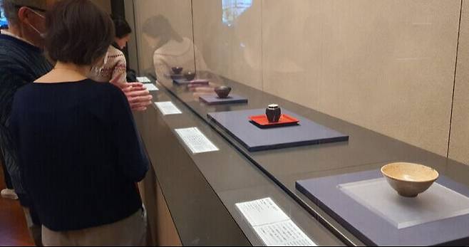 도쿄국립박물관을 찾은 관람객들이 고려다완을 비롯한 전시품들을 보고 있다.