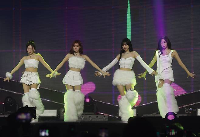 그룹 에스파가 2023년 12월10일 서울 송파구 잠실실내체육관에서 열린 2023~24 한국방문의 해 기념 K·Link 페스티벌에서 공연하고 있다. ⓒ연합뉴스