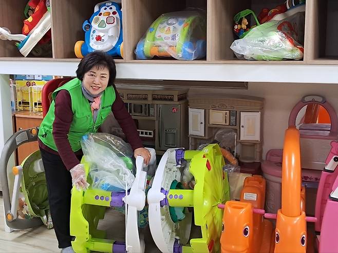 어린이 장난감 도서관서 봉사하는 정선례씨 [본인 제공. 재판매 및 DB 금지]