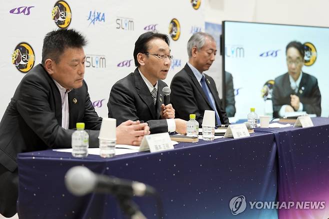 발언하는 JAXA 이사 (사가미하라 AP=연합뉴스) 구니나카 히토시 일본 우주항공연구개발기구(JAXA) 이사(가운데)가 20일 가나가와현 사가미하라시에서 열린 달 탐사선 '슬림' 관련 기자회견에서 발언하고 있다.