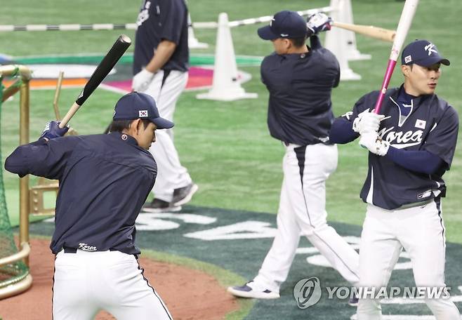 중심타선 살아날까 (도쿄=연합뉴스) 신준희 기자 = WBC 한국 대표팀 이정후(왼쪽)와 김하성 등이 8일 일본 도쿄돔에서 타격 연습을 하고 있다. 
    대표팀은 이곳에서 오는 9일 호주와 1라운드 첫 경기를 치른다. 2023.3.8 hama@yna.co.kr