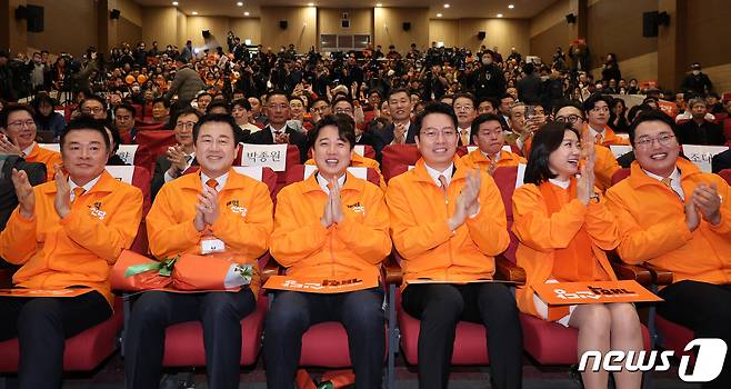 이준석 개혁신당 대표가 20일 오후 서울 여의도 국회의사당 의원회관에서 열린 개혁신당 창당대회에서 지도부와 박수를 치고 있다. 왼쪽부터 김철근 사무총장, 김용남 정책위의장, 이준석 대표, 이기인 최고위원, 허은아 최고위원, 천하람 최고위원. 2024.1.20/뉴스1 ⓒ News1 장수영 기자