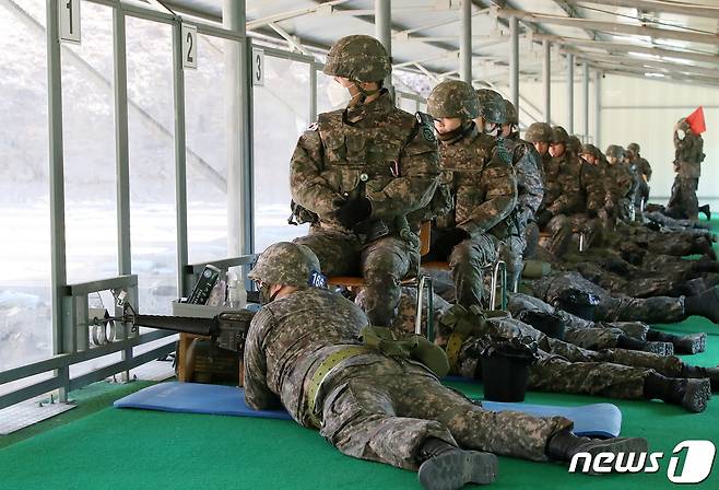 2일 오전 경북 경산시 예비군훈련장에서 예비군들이 실탄 사격훈련을 하고 있다. . 2023.3.2/뉴스1 ⓒ News1 공정식 기자