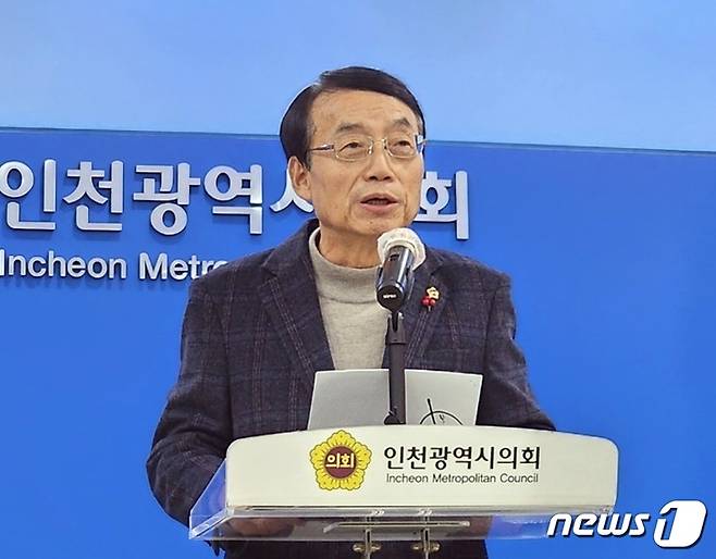 허식 인천시의회 의장(66)이 21일 오후 2시 인천시의회 본관 2층 의장접견실에서 '5.18민주화운동 폄훼 유인물(기사) 배포' 관련 입장 발표 기자회견을 열고 "박근혜 대통령에 이어 금세 후회할 불행한 제2의 탄핵사태가 될 것＂이라고 주장했다. 2024.1.21/뉴스1 ⓒ News1 박아론 기자