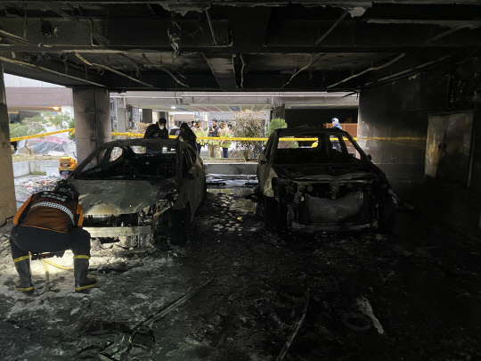 논산시 취암동 원룸 필로티 주차장에서 21일 오후 2시 35분경 화재가 발생해 7명이 경상을 입었고, 차량 2대가 전소됐다. 사진=논산소방서 제공
