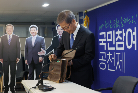 21일 서울 여의도 더불어민주당 당사에서 열린 공천관리위원장 간담회에 임혁백 위원장이 입장하고 있다. 연합뉴스.