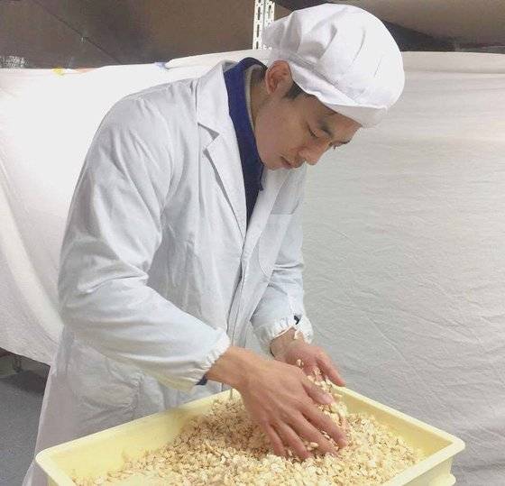 인도네시아 출신 템페 마스터에게 템페 만드는 법을 배우기 위해 일본에 머물던 시절의 장홍석 대표. 사진 파아프