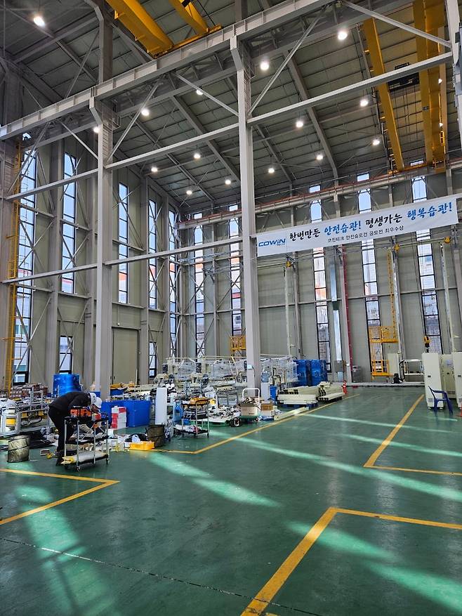 직원들이 물류 자동화 장비 제작 후 검사 작업을 하고 있다. 아산=윤현주 기자