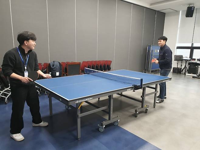 이상빈 프로젝트3팀 사원(왼쪽)과 최덕진 대리가 점심 시간에 탁구를 즐기고 있다. 아산=윤현주 기자