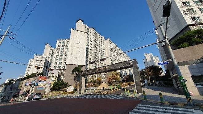 전북 군산의 하나리움시티는 수도권 아파트에 비해 투자 관심도가 떨어지는 지방에 있지만 경매 시장에서 입찰 경쟁이 치열하다. 하나리움시티 모습. /지지옥션 제공