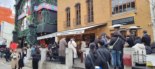 '런던베이글뮤지엄' 도산점 앞 풍경. 사진=오정민 한경닷컴 기자