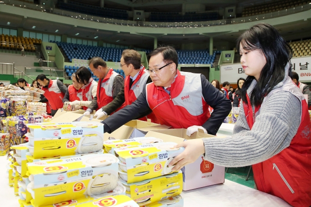 20일 마산실내체육관에서 홍남표 창원시장(오른쪽 두번째)이 경남은행 직원들과 함께 즉석식품, 라면, 주방용품 등 생필품이든 '사랑의복꾸러미'를 만들고 있다. 창원시 제공