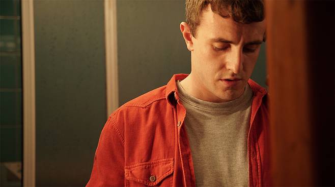 성인이 된 소피는 여행 도중 언뜻언뜻 비치던 아버지의 어두운 얼굴을 떠올린다. 여행 내내 자상했던 아버지의 얼굴과 이질적으로 느껴진다. 이 영화는 그 두 가지 기억을 하나로 통합하려는 여성의 고뇌다. [사진 제공=그린나래미디어]