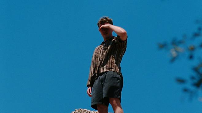 아빠는 여행 이후 어떻게 됐을까. 자살을 했을 수도 있고, 아닐 수도 있다. 영화 전체가 모호하게 그려졌기 때문에 해석은 열려 있다. 개인적인 해석으로는 죽음의 충동과 싸워가면서, 아마 촛불이 서서히 꺼지듯 소멸했을 것이다. 여행 도중엔 아버지가 꺼져가는 중임을 미처 몰랐던 어린 딸이 20년 후 이를 발견하는 과정인 것이다. [사진 제공=그린나래미디어]