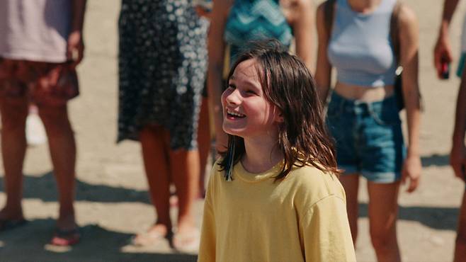 소피는 여행객들에게 부탁해서 아버지에게 생일 축하 노래를 불러준다. 아빠는 감사하면서 미안했을 것이다. 딸은 아빠의 존재를 이토록 기뻐해주는데, 자신은 스스로의 존재가 그다지 기쁘지 않다는 것에 미안함이 느껴지는 것이다. [사진 제공=그린나래미디어]