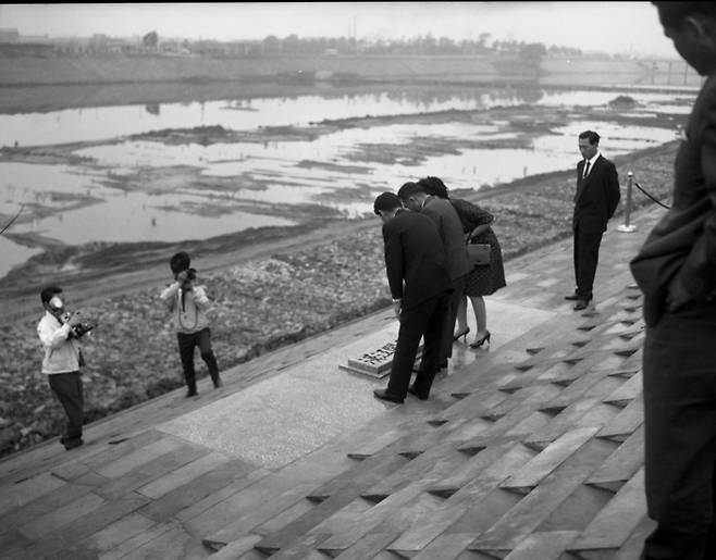 1968년 6월 윤중제 준공식에서 박정희 대통령 내외와 김현옥 서울시장이 ‘한강개발’ 표석을 살펴보고 있다. [서울역사아카이브]