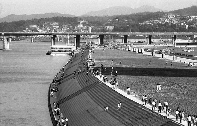 1986년 9월 한강종합개발 완공 이후 여의도 한강변의 모습. [정부기록사진집]