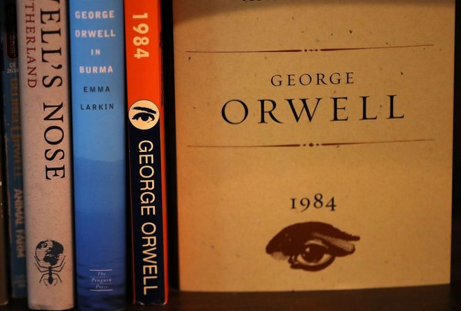 조지 오웰의 소설 ‘1984’과 그의 저서를 촬영한 사진. ‘1984’는 러시아 서점가에서 베스트셀러에 오르는 등 상당한 인기를 다시 얻고 있습니다. [AFP·연합뉴스]