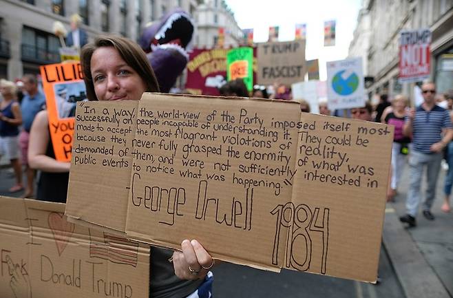 2017년 도널드 트럼프 전 미국 대통령의 방문을 반대하는 영국 런던의 시민들이 조지 오웰의 ‘1984’ 문장이 적힌 피켓을 들고 거리에 나온 모습입니다. [Wikimedia Commos]